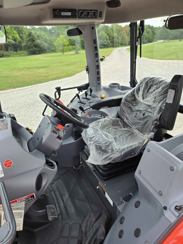 2022 Kubota m5-111 photo 6