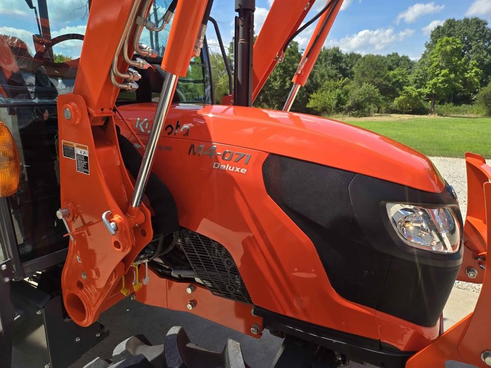 2023 Kubota m4-071 Deluxe photo 10